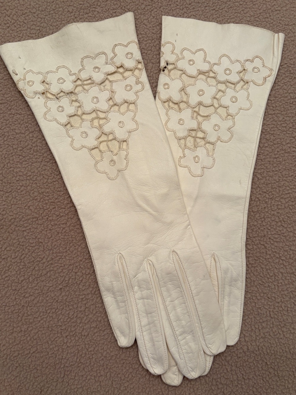 Vintage Made in Italy  Cream Kid Leather Gloves with Floral Cutwork 40’s-50’s